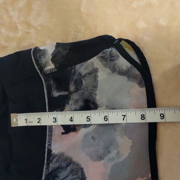 Lululemon Running Shorts Size 6 EUC - Picture 9 of 11